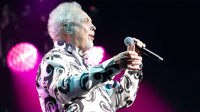 Header-TomJones-HardRockLive-Orlando-FL-20230510-CourtneyThomassen
