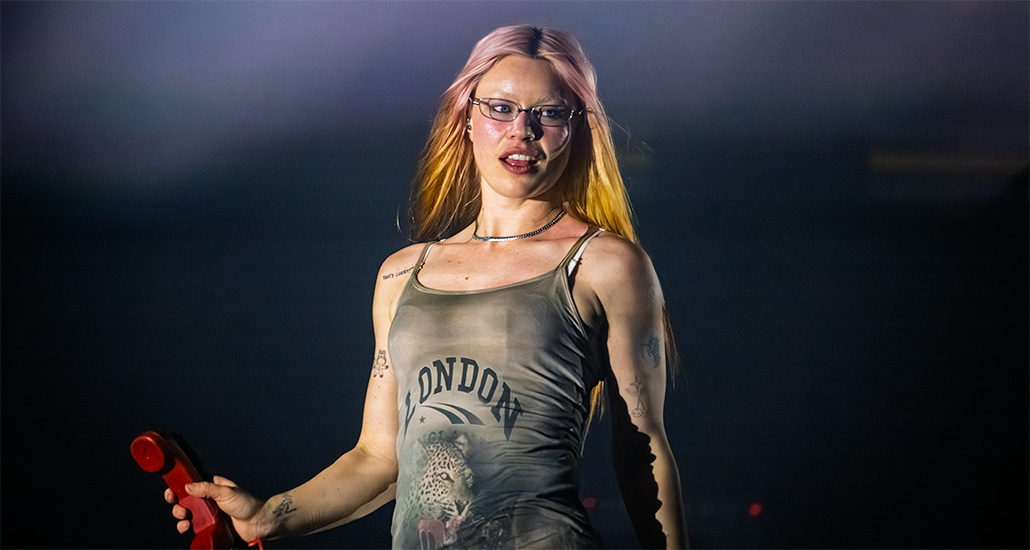 ホビー・楽器・アート WET 11 Wet Leg at the Fox Theater in Pomona, CA - Loud Hailer Magazine